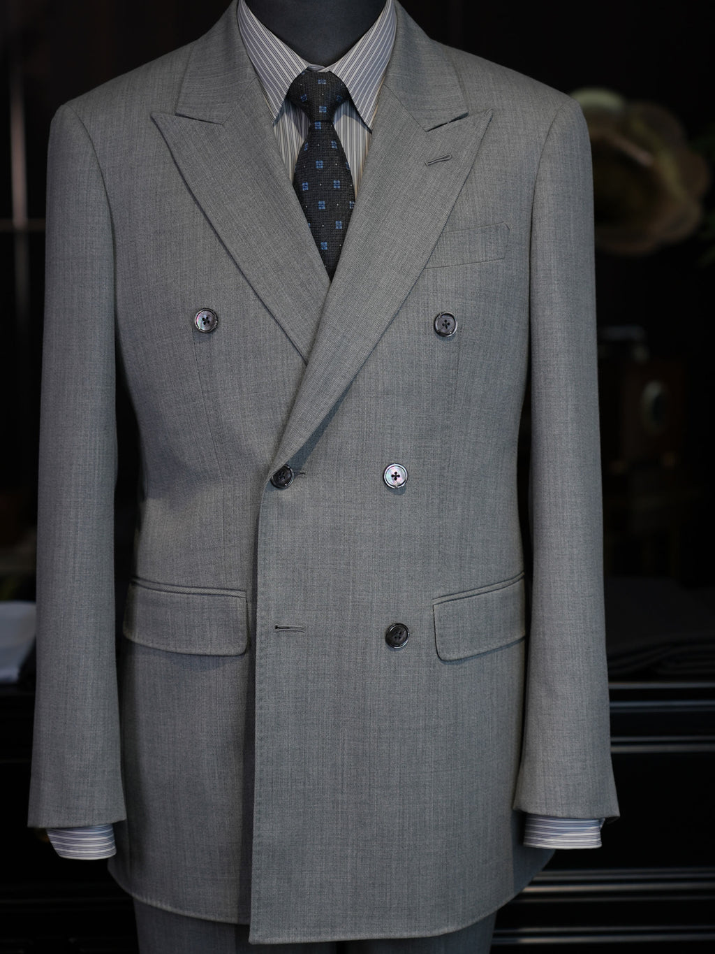 Grey flannel wool double-breasted six-button single blazer