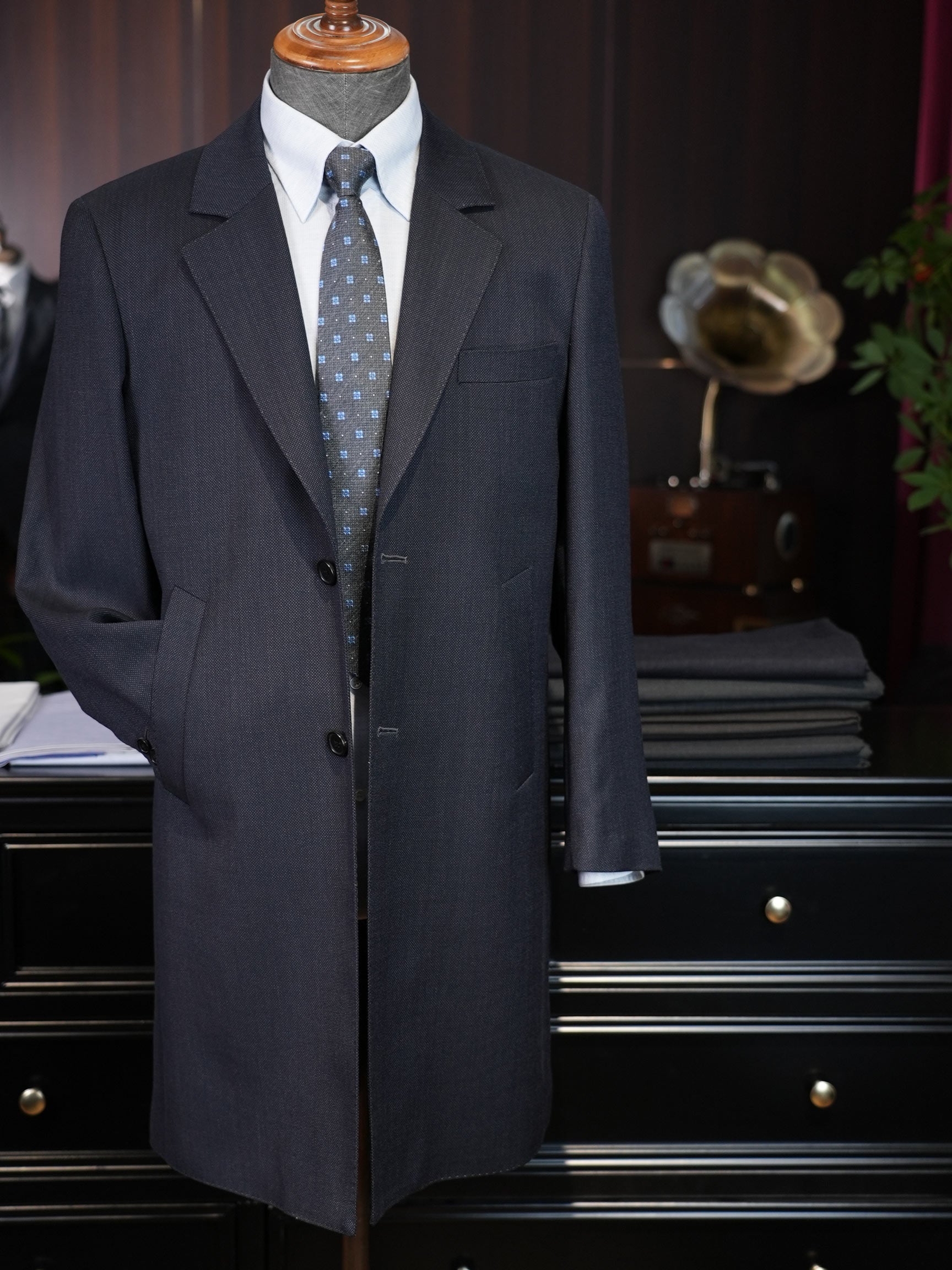 Men’s Grey Textured 100% Wool Overcoat, Notch Lapel Mid-Length Wool Trench Coat for Business & Formal Occasions