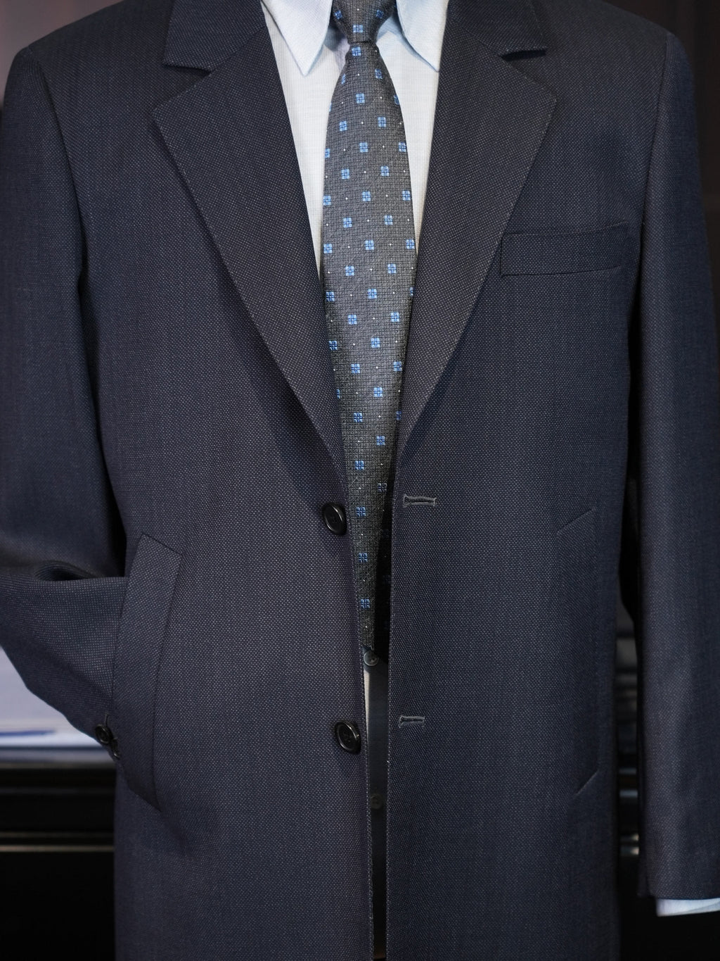 Men’s Grey Textured 100% Wool Overcoat, Notch Lapel Mid-Length Wool Trench Coat for Business & Formal Occasions