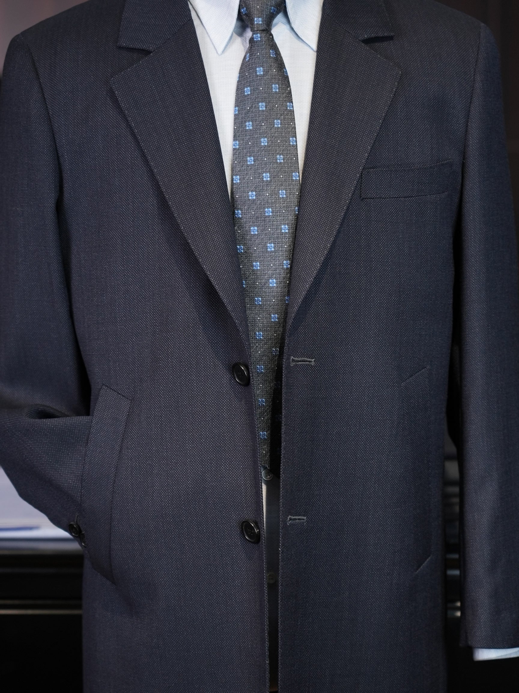 Men’s Grey Textured 100% Wool Overcoat, Notch Lapel Mid-Length Wool Trench Coat for Business & Formal Occasions