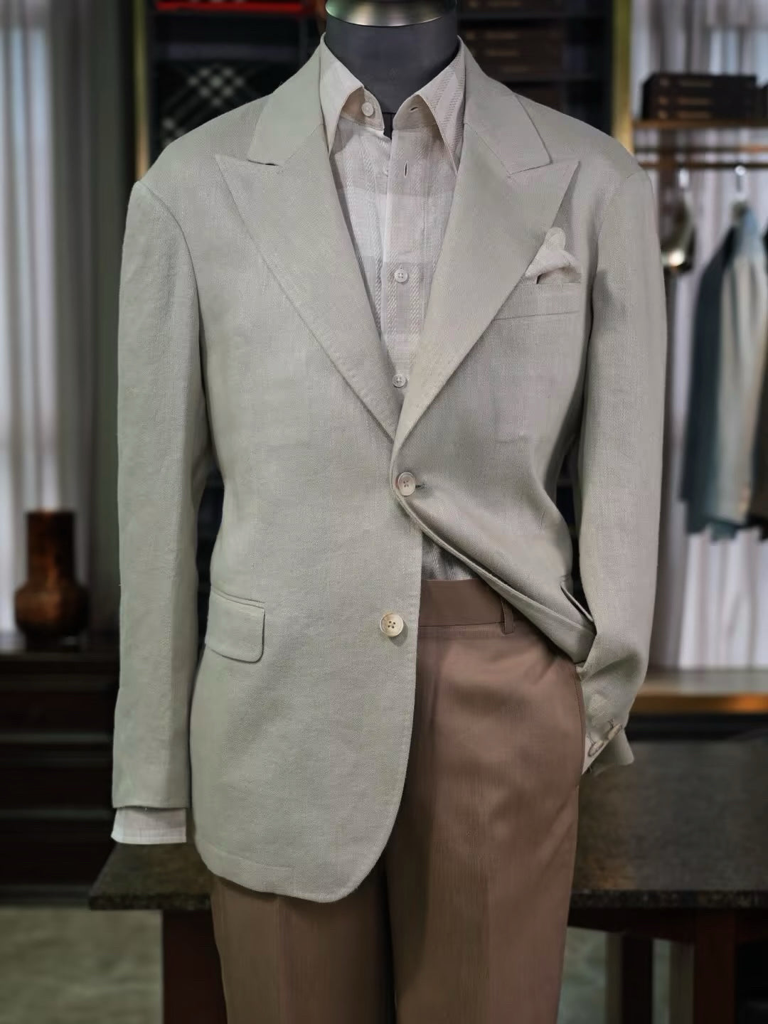 Apricot-colored linen single-breasted suit with a drawstring hem and twill pattern
