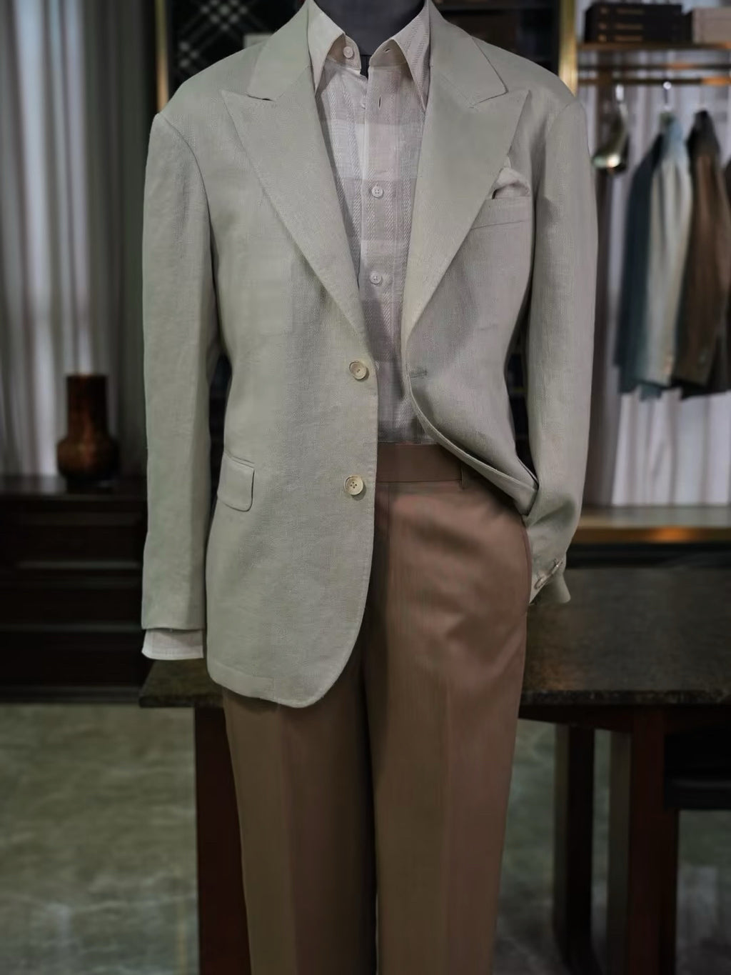 Apricot-colored linen single-breasted suit with a drawstring hem and twill pattern
