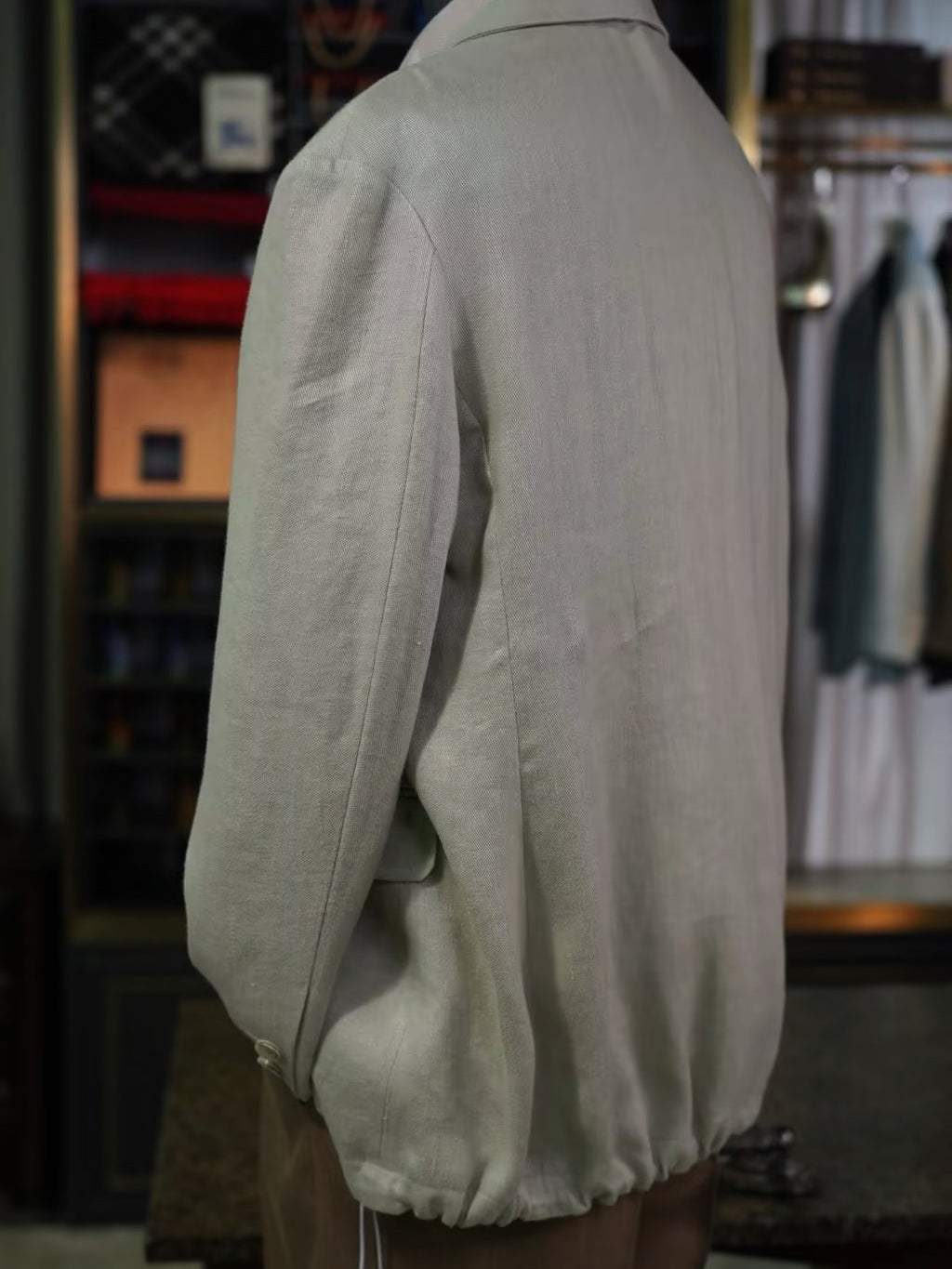 Apricot-colored linen single-breasted suit with a drawstring hem and twill pattern