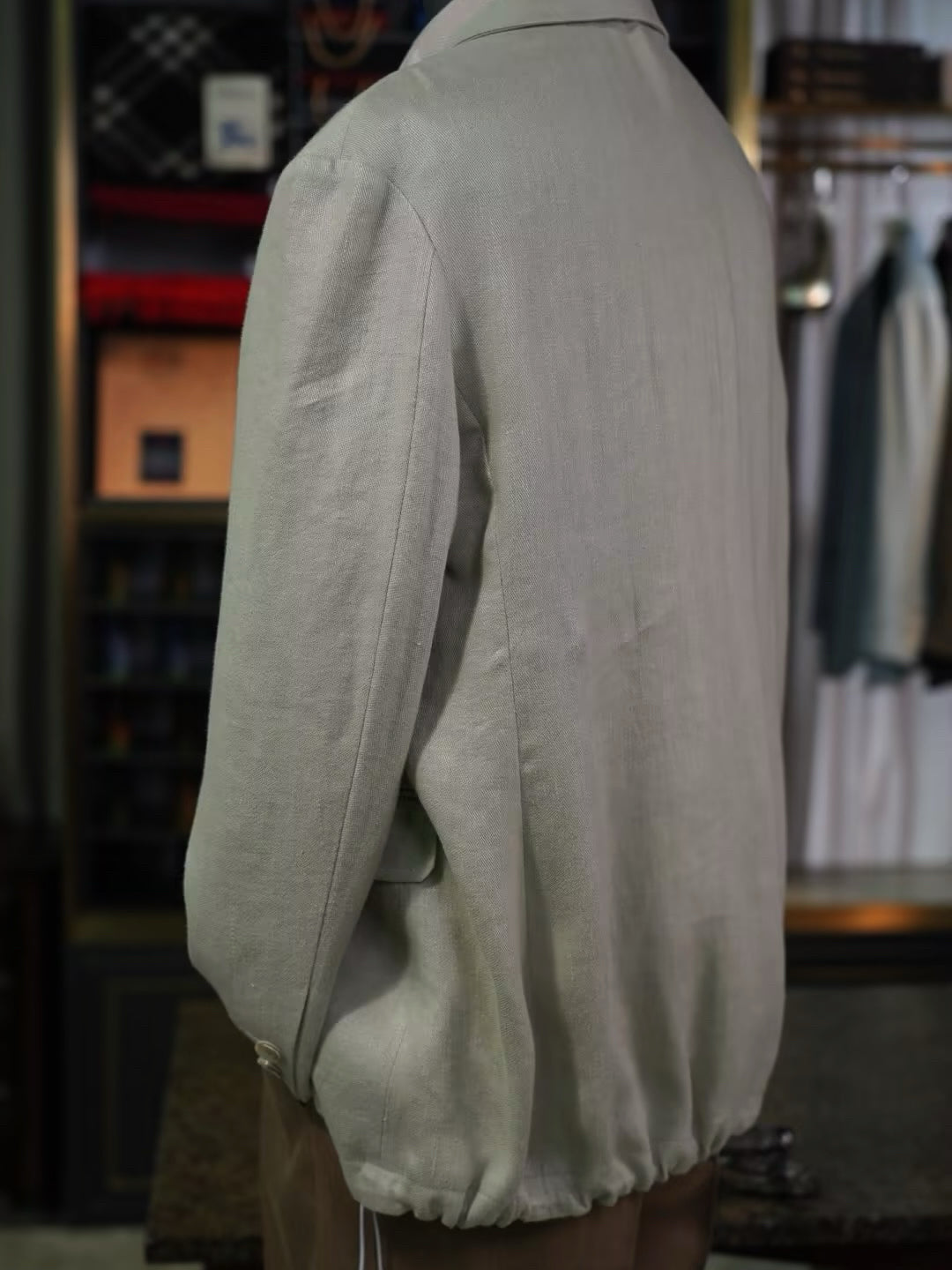Apricot-colored linen single-breasted suit with a drawstring hem and twill pattern