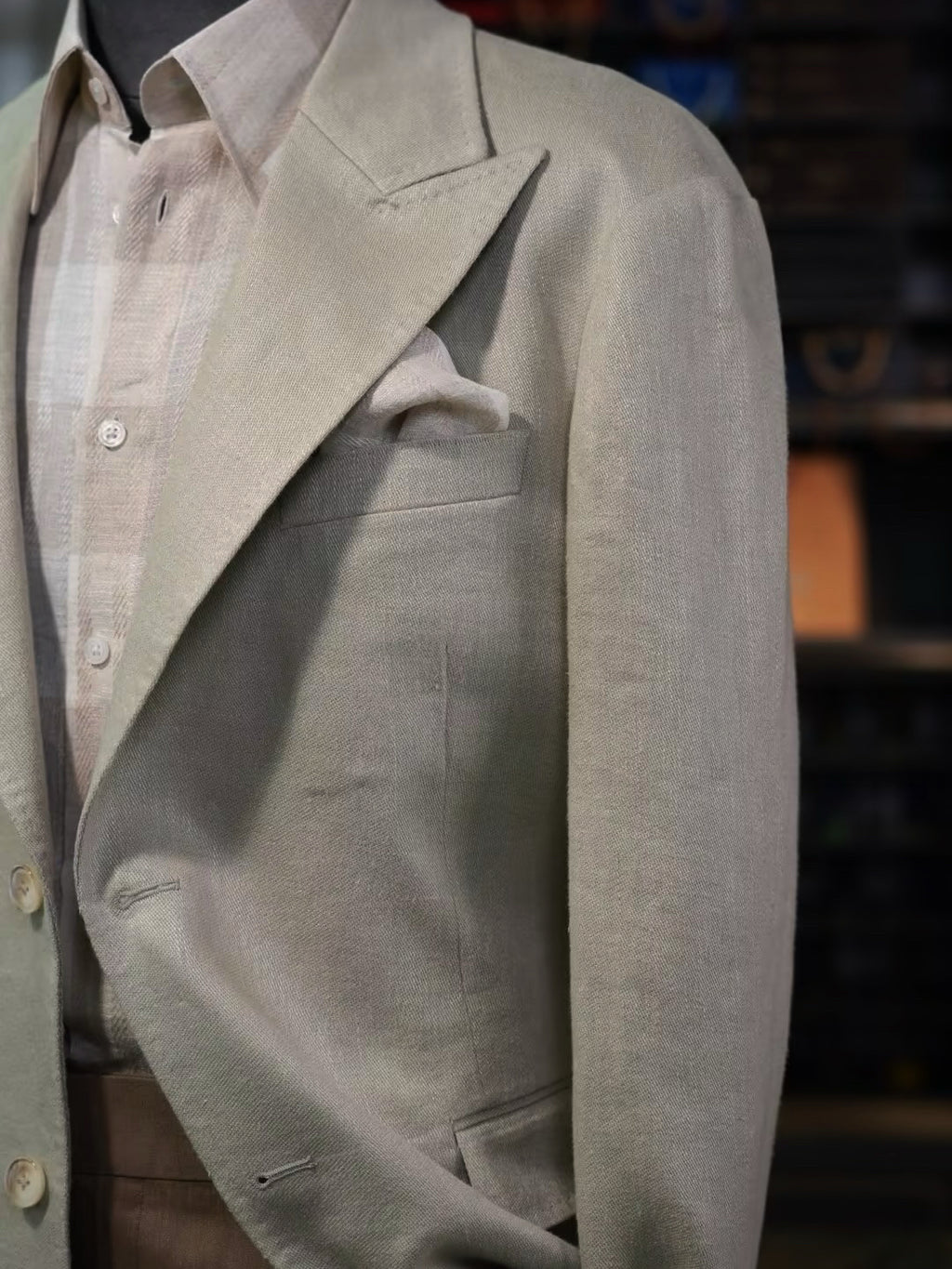 Apricot-colored linen single-breasted suit with a drawstring hem and twill pattern