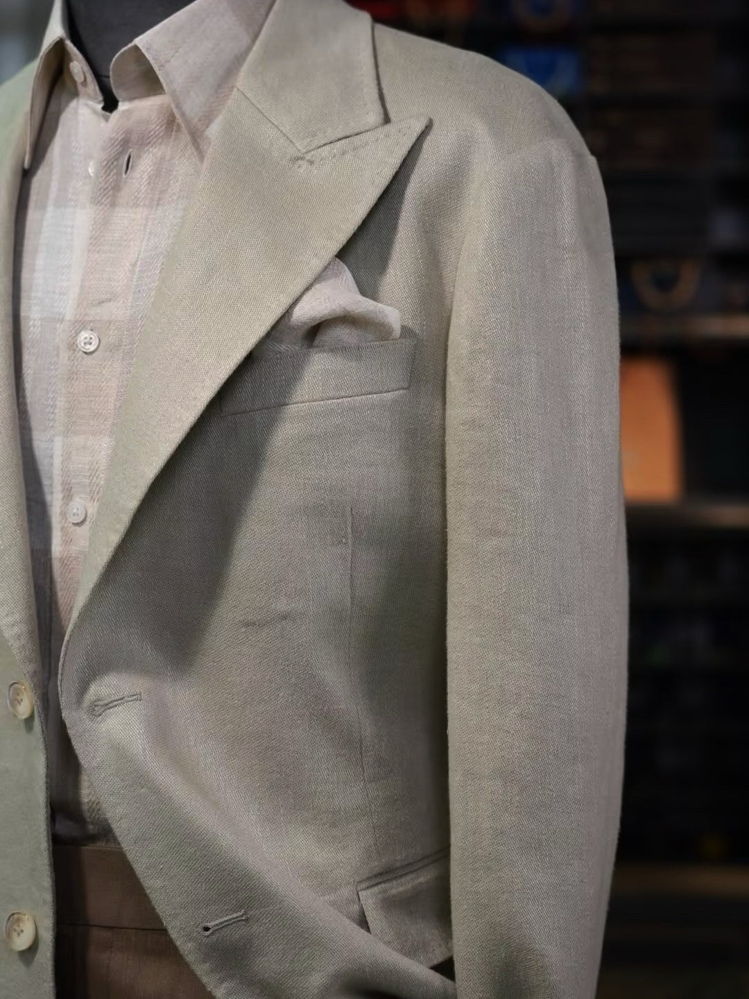 Apricot-colored linen single-breasted suit with a drawstring hem and twill pattern
