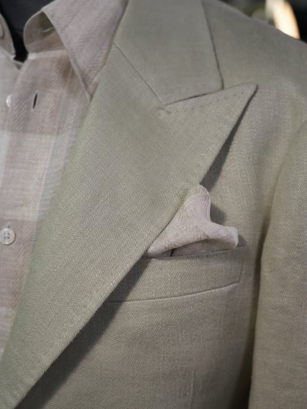 Apricot-colored linen single-breasted suit with a drawstring hem and twill pattern