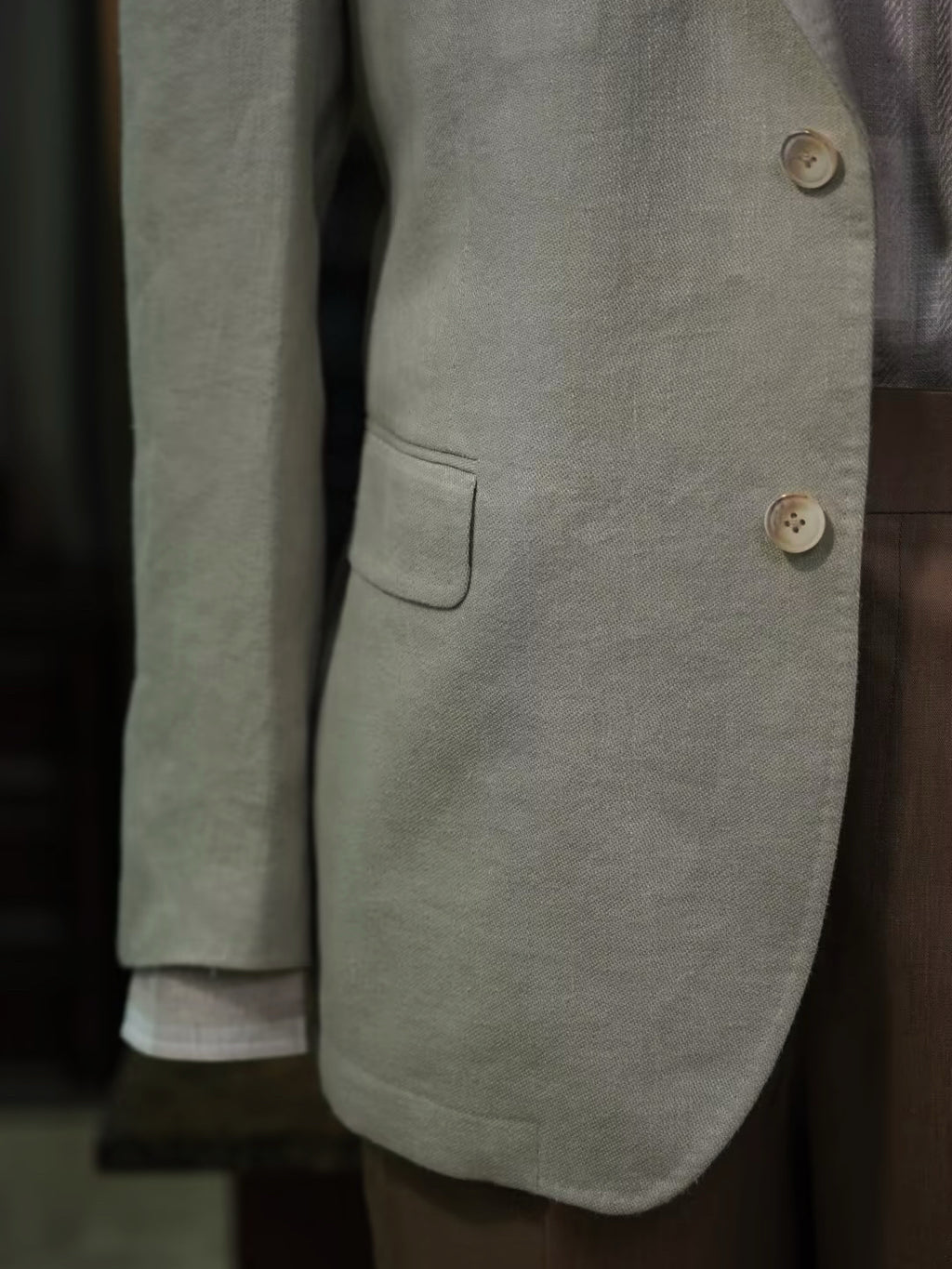 Apricot-colored linen single-breasted suit with a drawstring hem and twill pattern