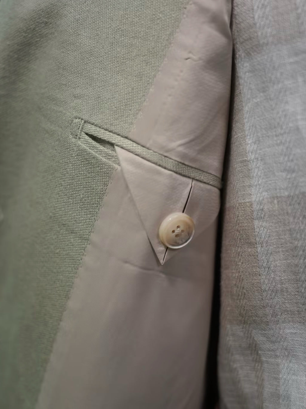 Apricot-colored linen single-breasted suit with a drawstring hem and twill pattern